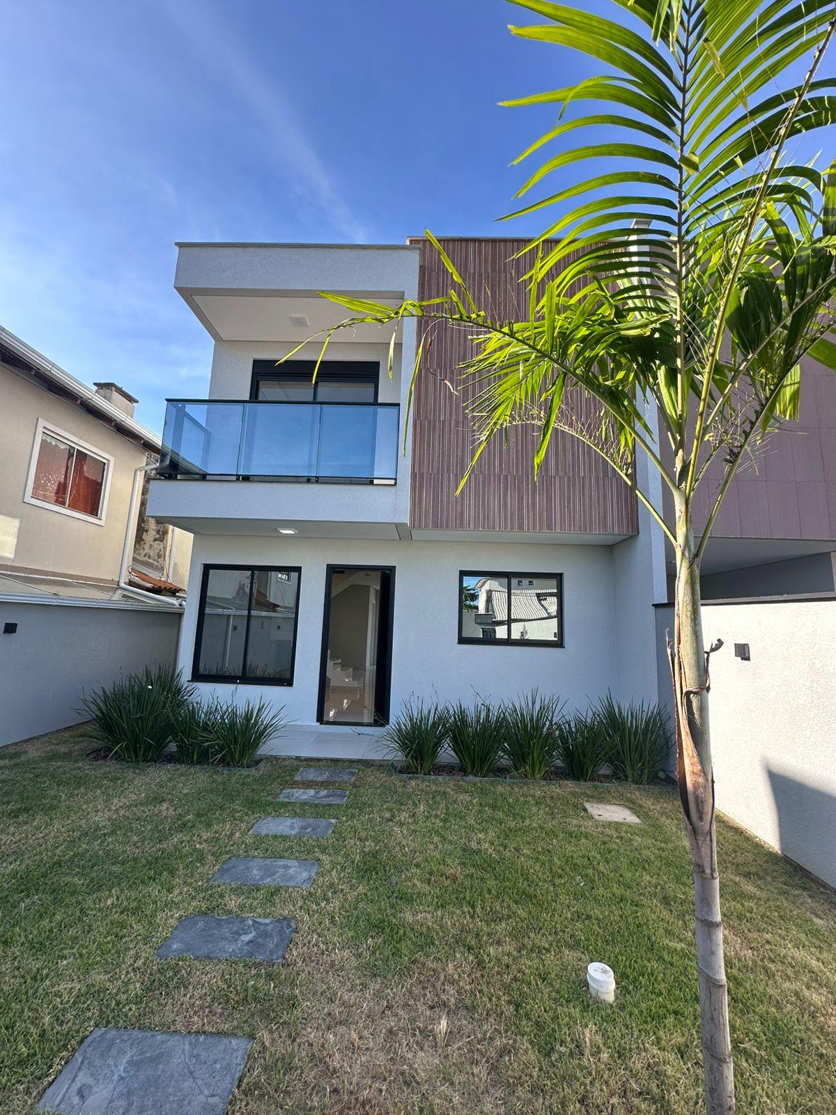 Sobrado Individual de Alto Padrão com 4 Dormitórios, Suíte com Closet e Amplo Terreno